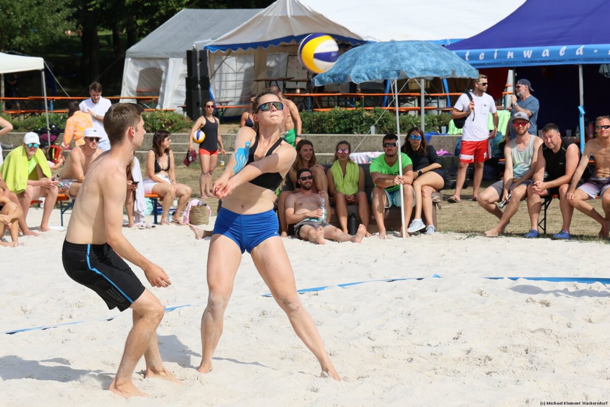 Wilder Volleyballwestern im Waldbad