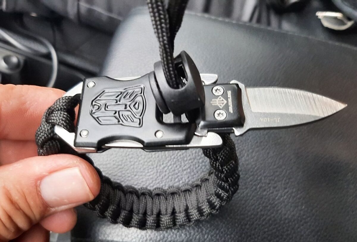 Bundespolizei stellt Armbandmesser sicher