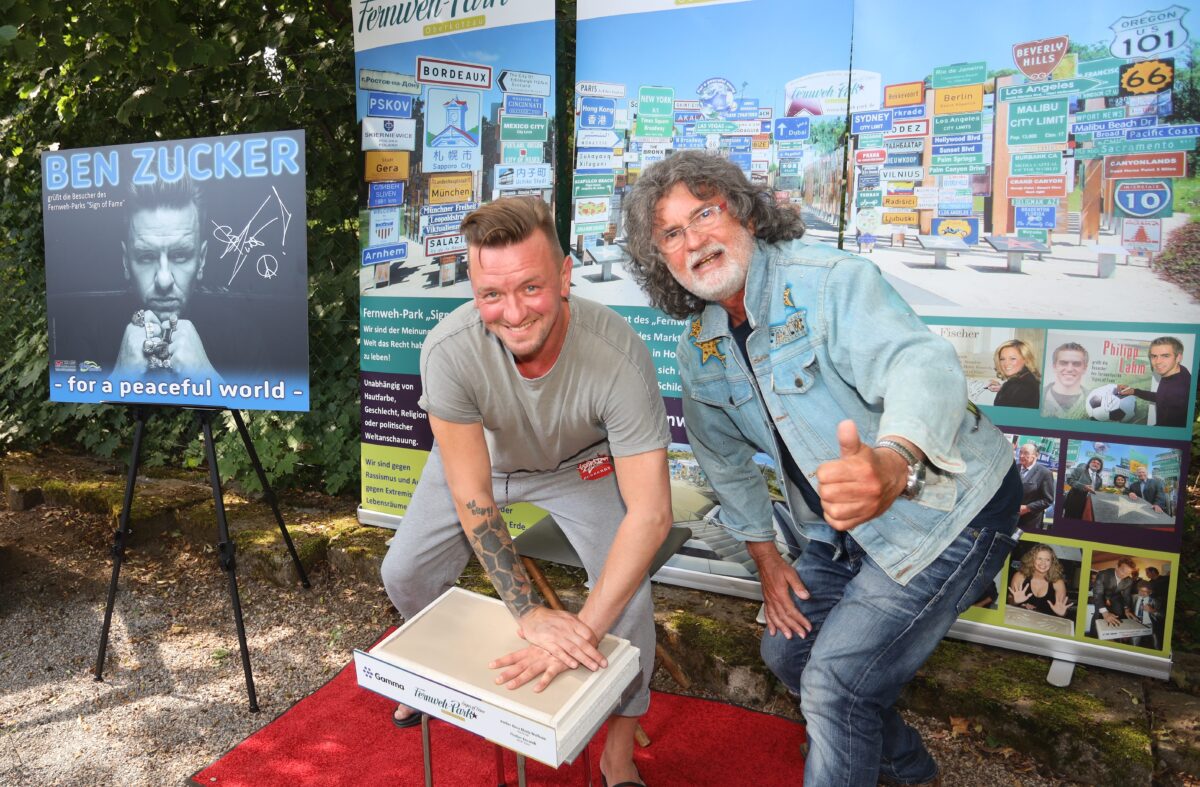 Vorzeige-Handabdrücke für den „Signs of Fame“ oder: „Fernweh“ in den hohen Norden