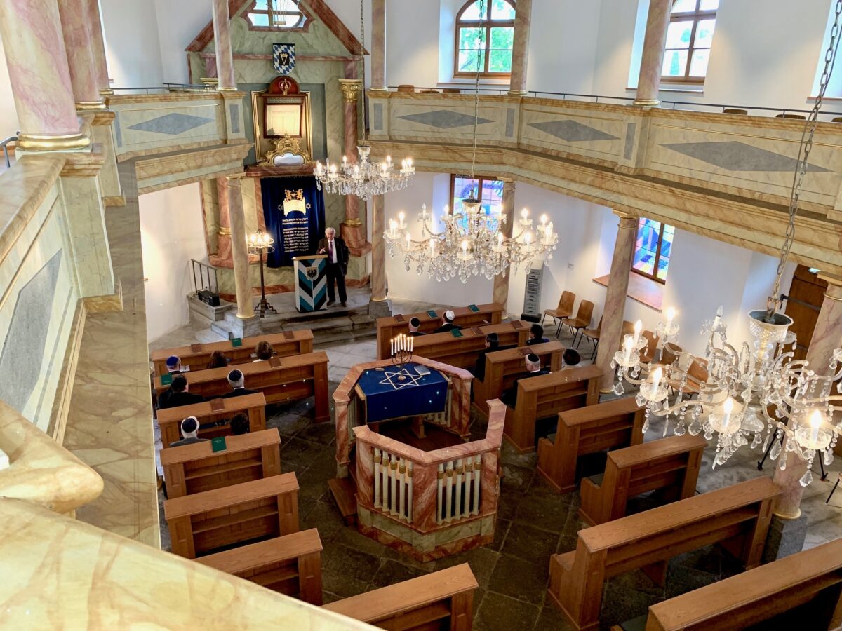 Regierungspräsident Walter Jonas besucht Flosser Synagoge