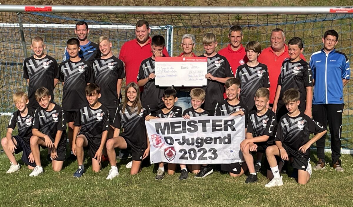 FC Bayern-Fanclub belohnt Meistertitel der D-Junioren mit neuen Trikots