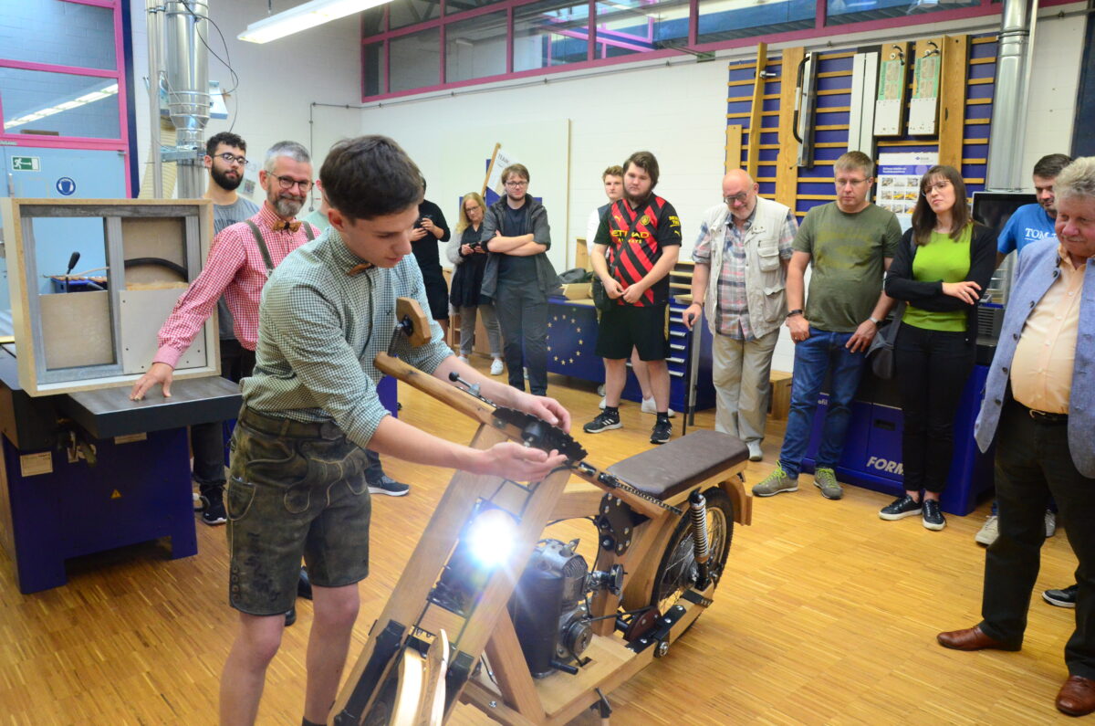 Das etwas andere Zweirad: ein Moped aus Holz