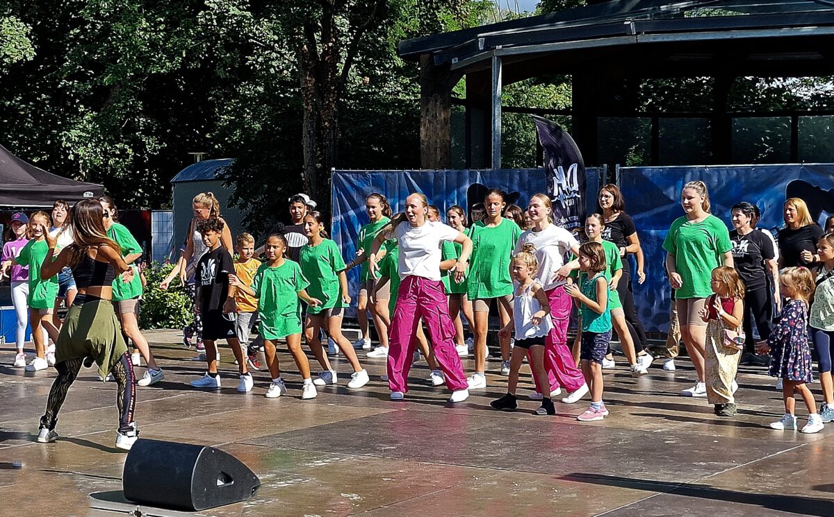 Auch Regen hält die Dance-Kids-Family nicht vom Tanzen ab