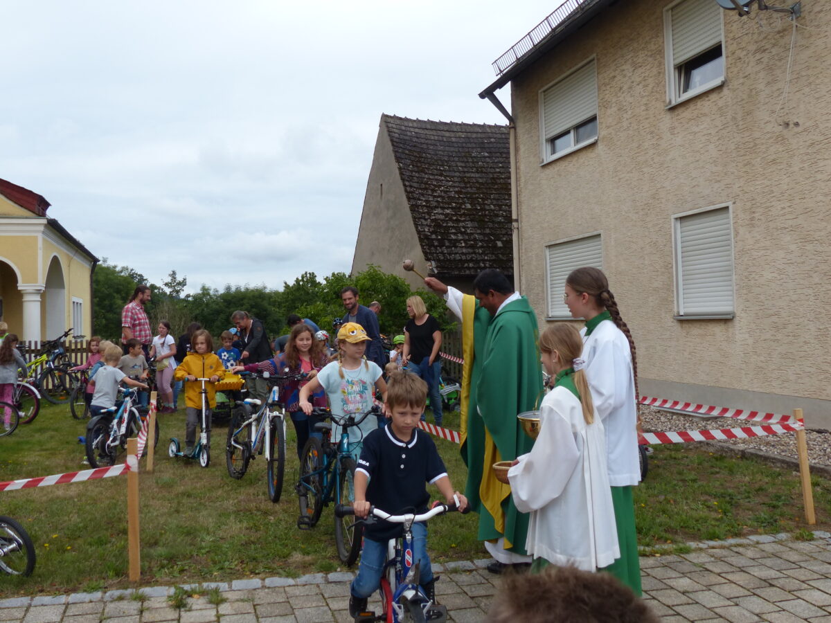 Fahrzeugsegnung beim Kindergottesdienst