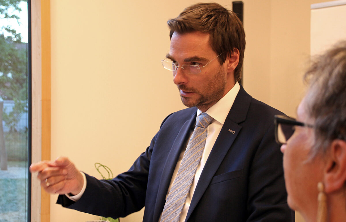 Stephan Oetzinger klettert auf der CSU-Leiter eine Sprosse nach oben