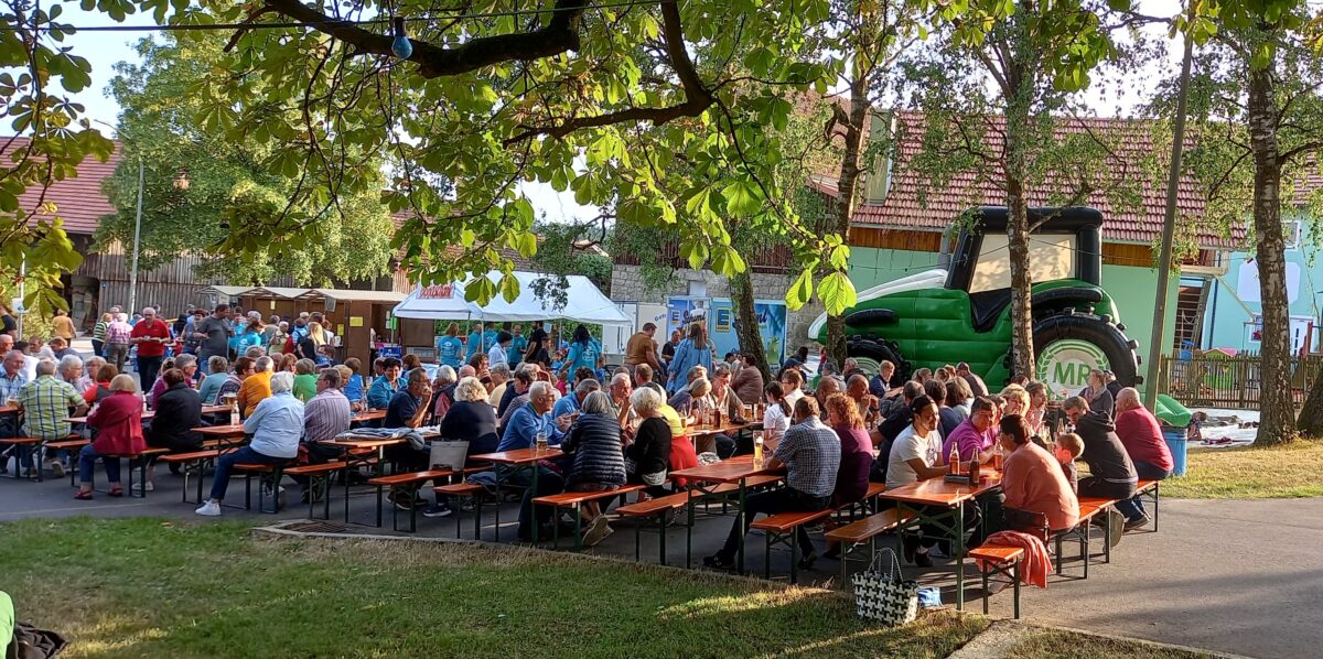 Dorfgemeinschaft hält fest zusammen