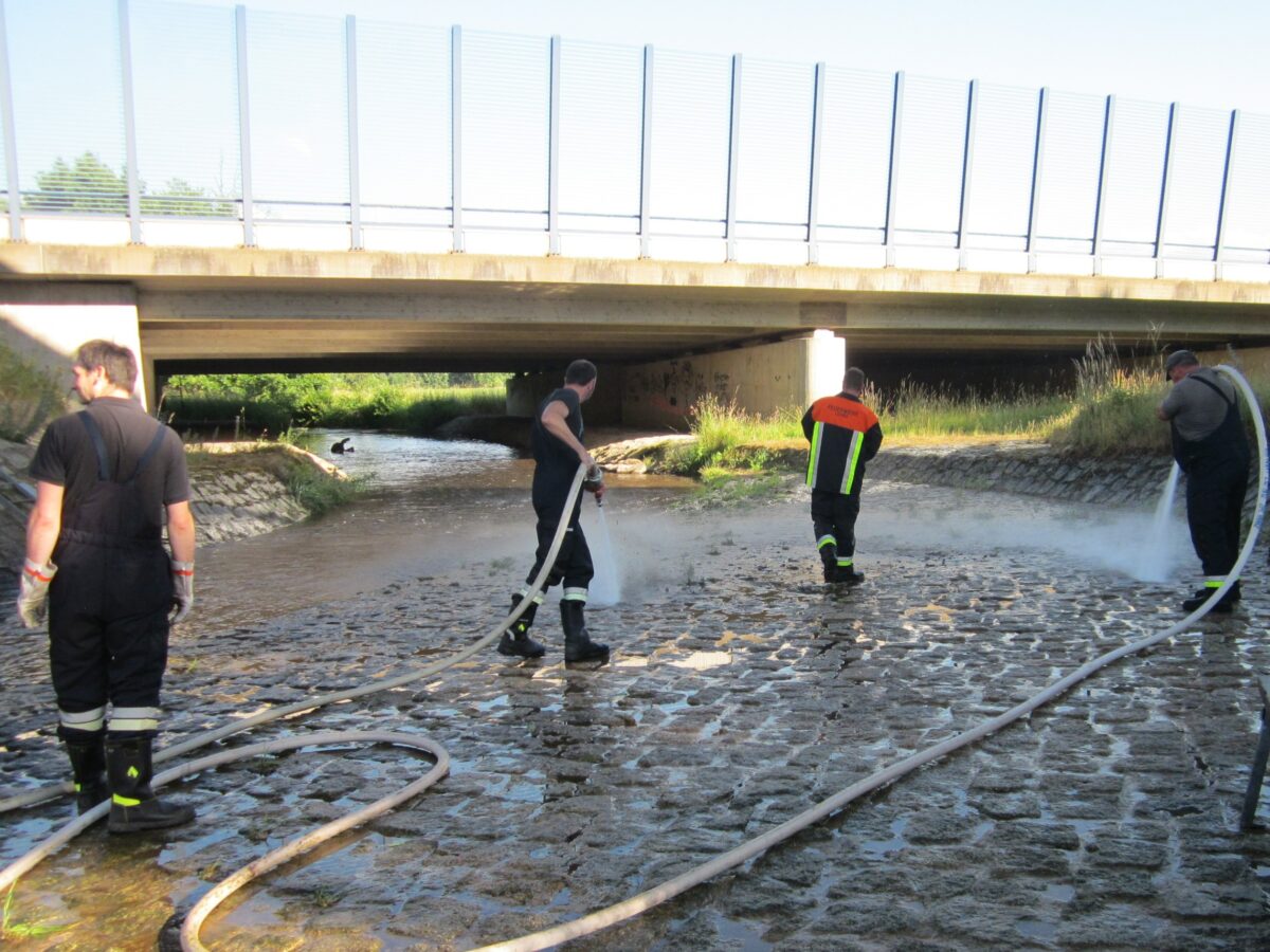 Das Wasserwirtschaftsamt unterstützt – Feuerwehreinsatz am Zottbach