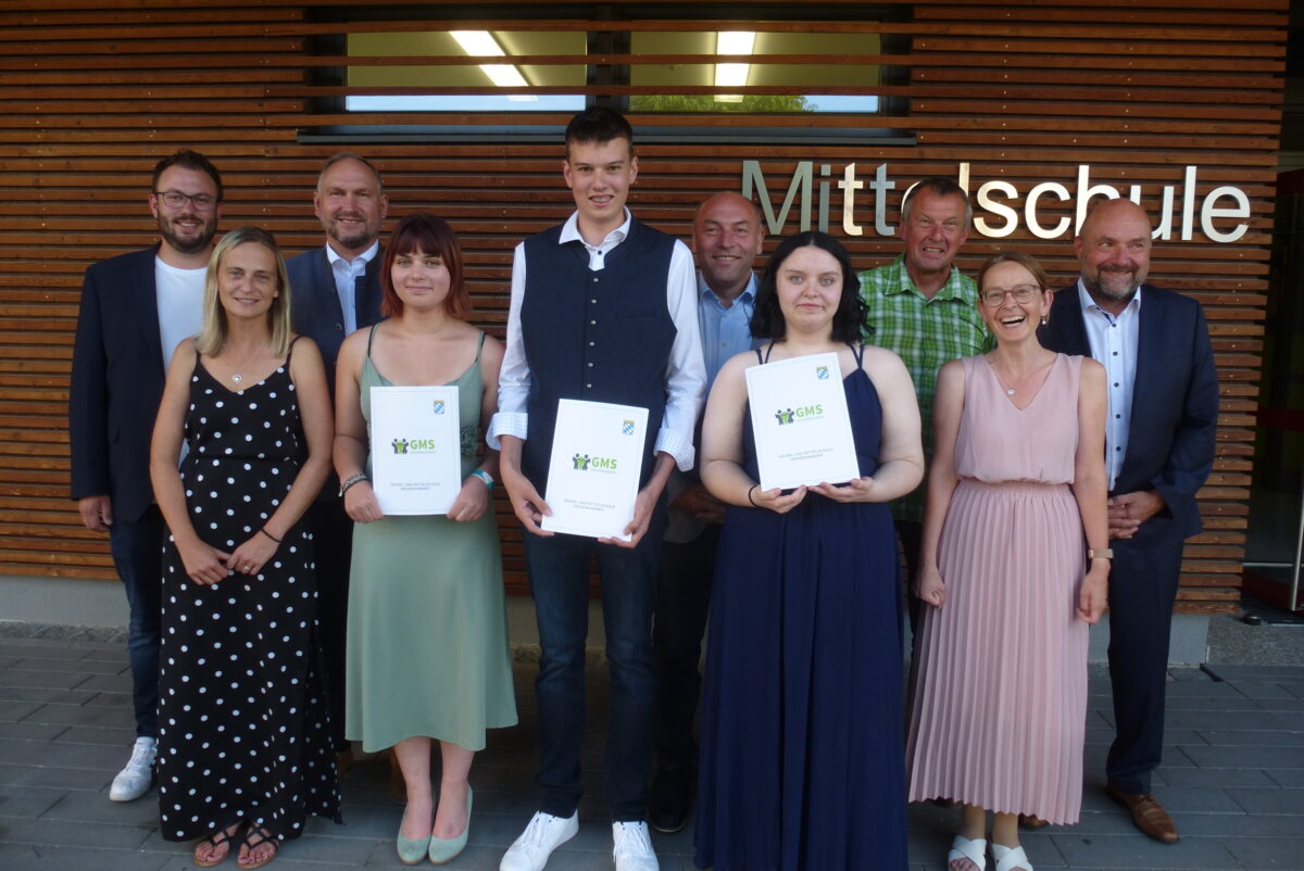 Mittelschule Weiherhammer ehrt Absolventen und Jahrgangsbeste