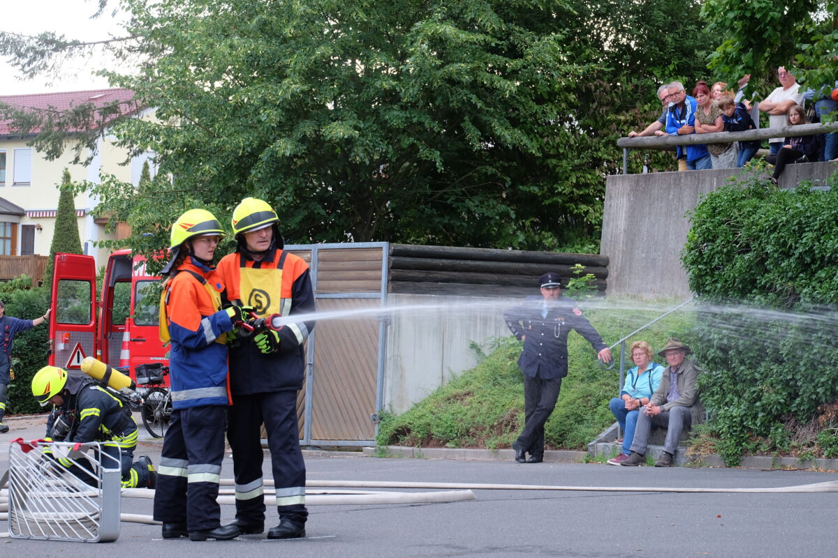 Feuerwehrleute stellen sich der Leistungsprüfung