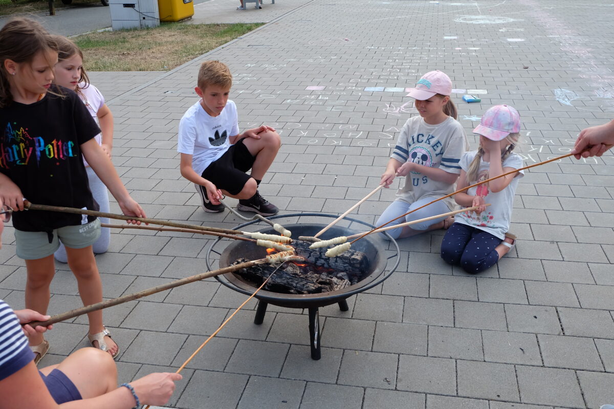 Nikolauskids lassen sich Stockbrot schmecken