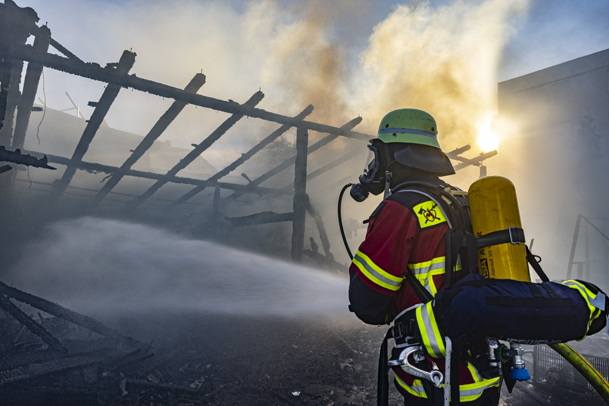 Extreme Trockenheit: Feuerwehrleute im Dauereinsatz