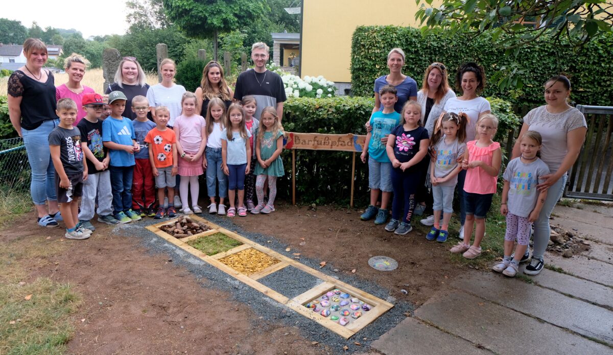 Elternbeirat macht Barfußpfad für Kindergarten möglich