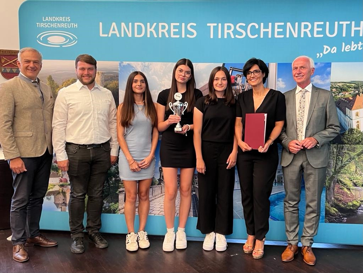 Neusorger Tischtennisdamen freuen sich über Sportehrenpreis