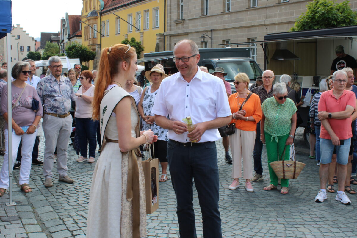 Königlicher Besuch auf dem Kemnather Wochenmarkt