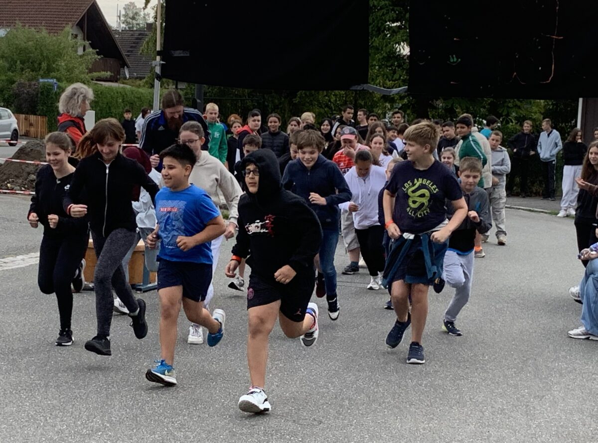Mittelschüler sammeln Spenden für Erdbeben- und Kriegsopfer