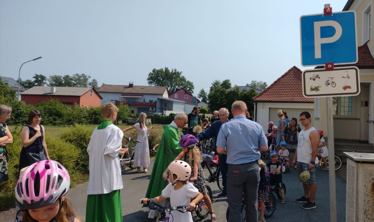 Kinderfahrzeuge bevölkern in Weiherhammer den Kirchplatz