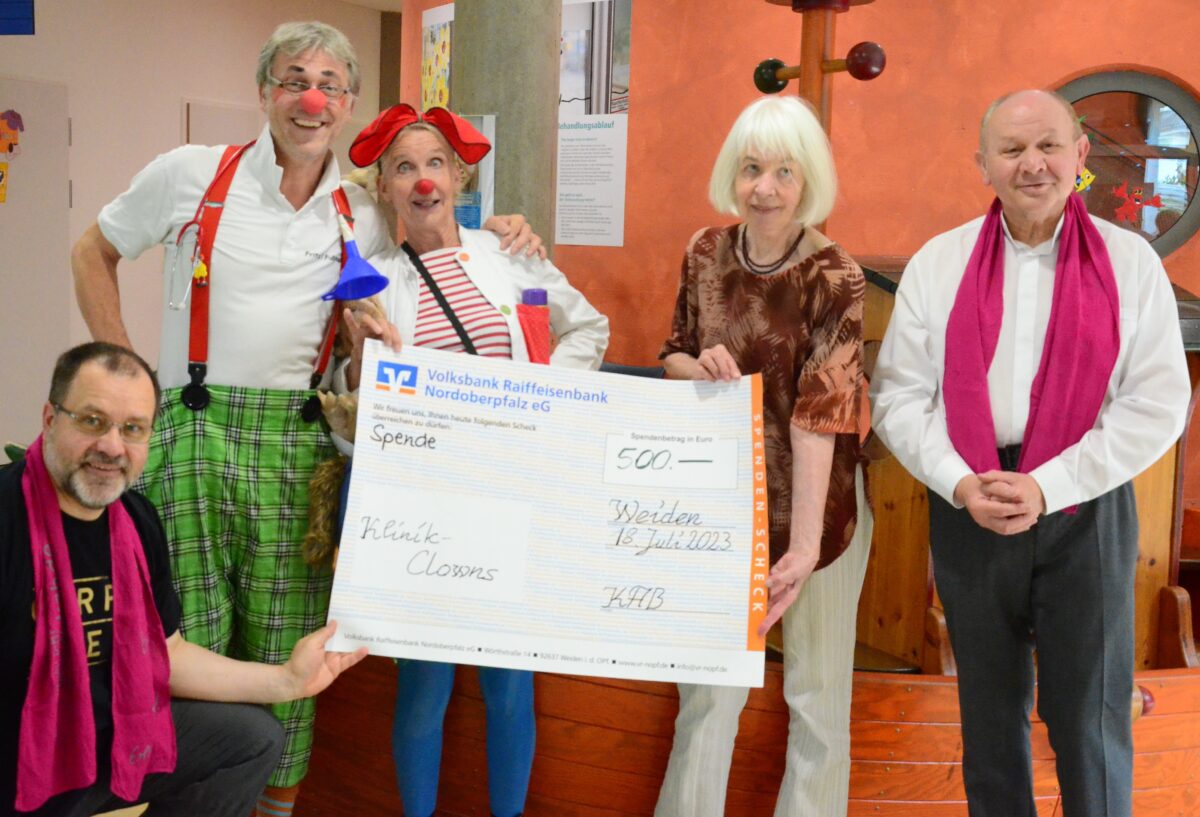 Johannisfeuer der KAB Weiden-Ost wirft 500 Euro für die Klinik-Clowns ab