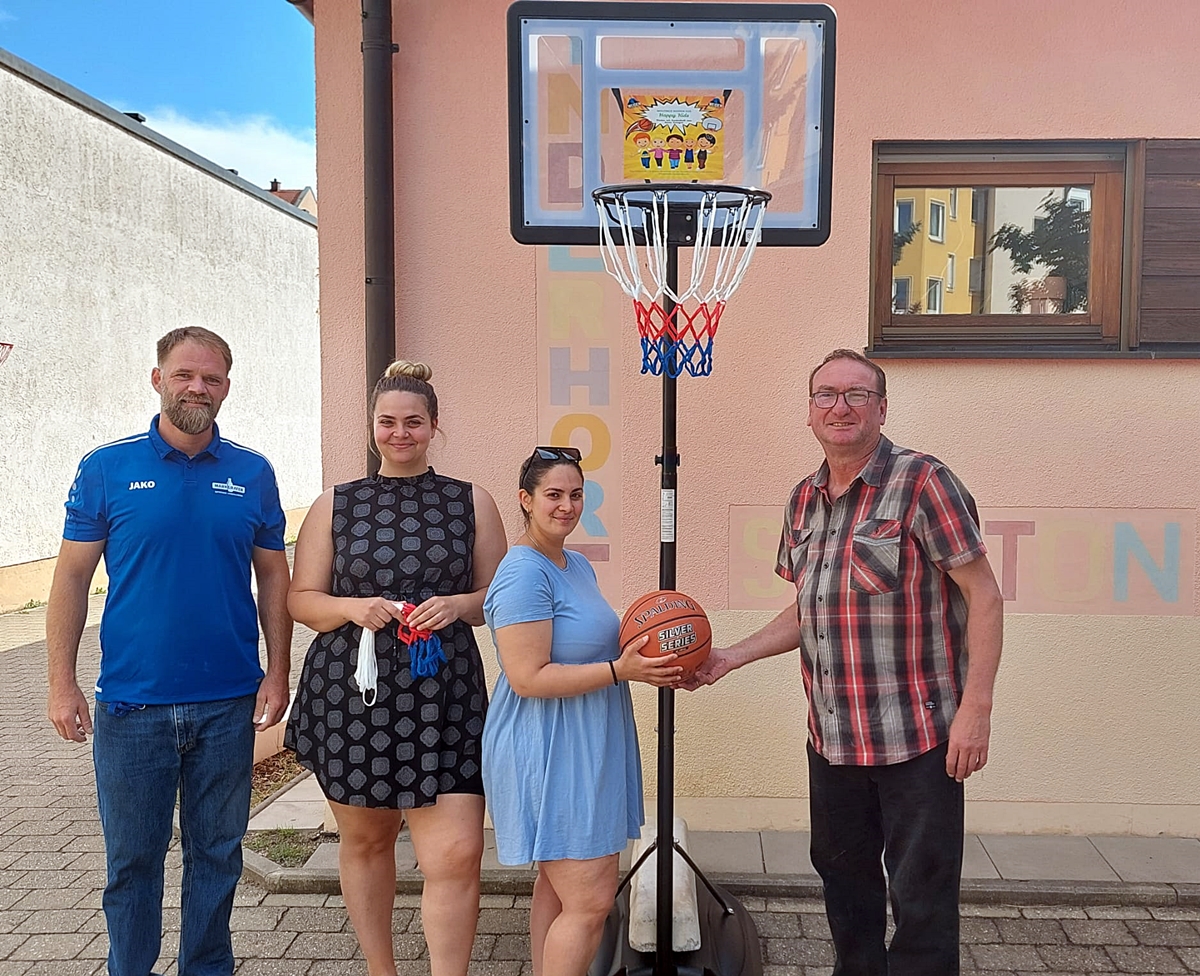 Erster Basketballkorb für Hort: Aktion Happy Kids