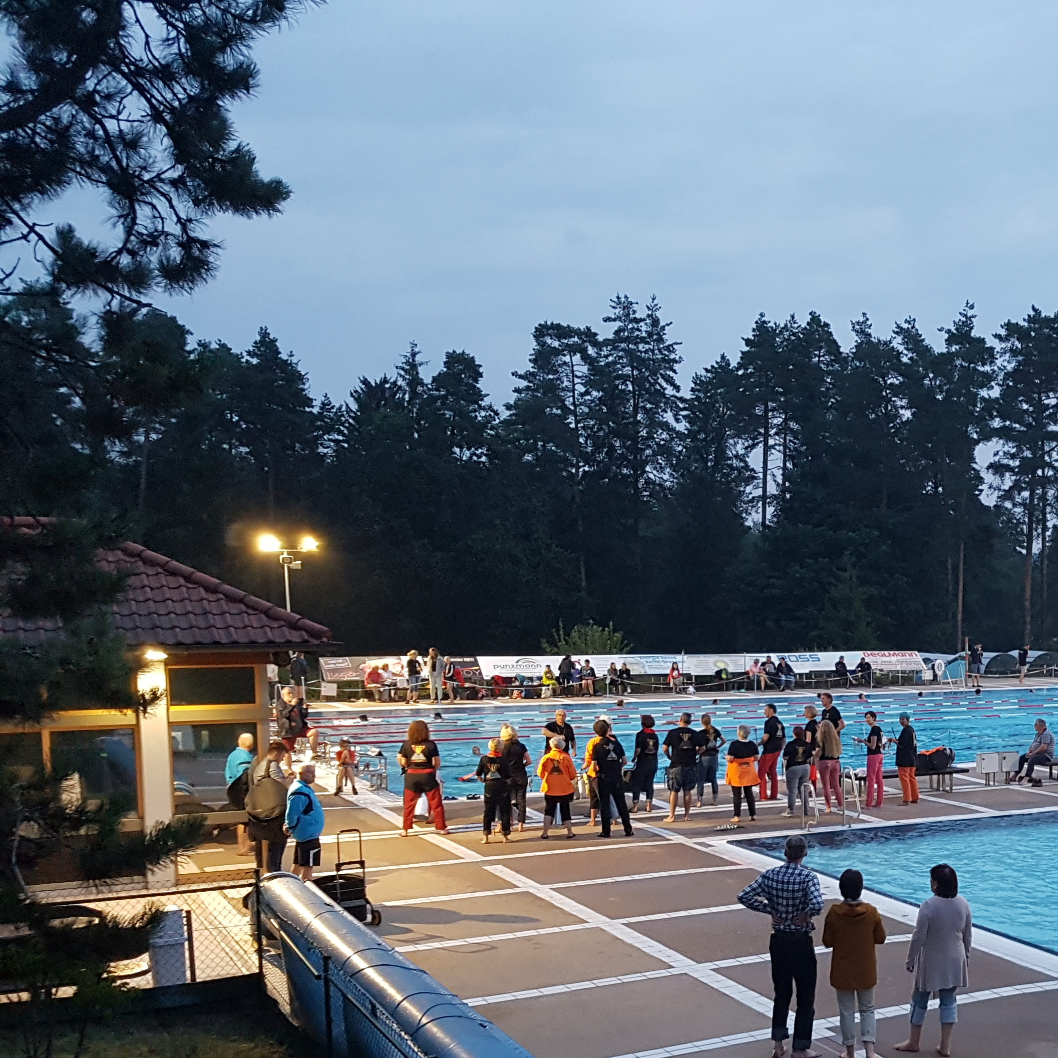 24-Stunden-Schwimmen: Partystimmung für den guten Zweck