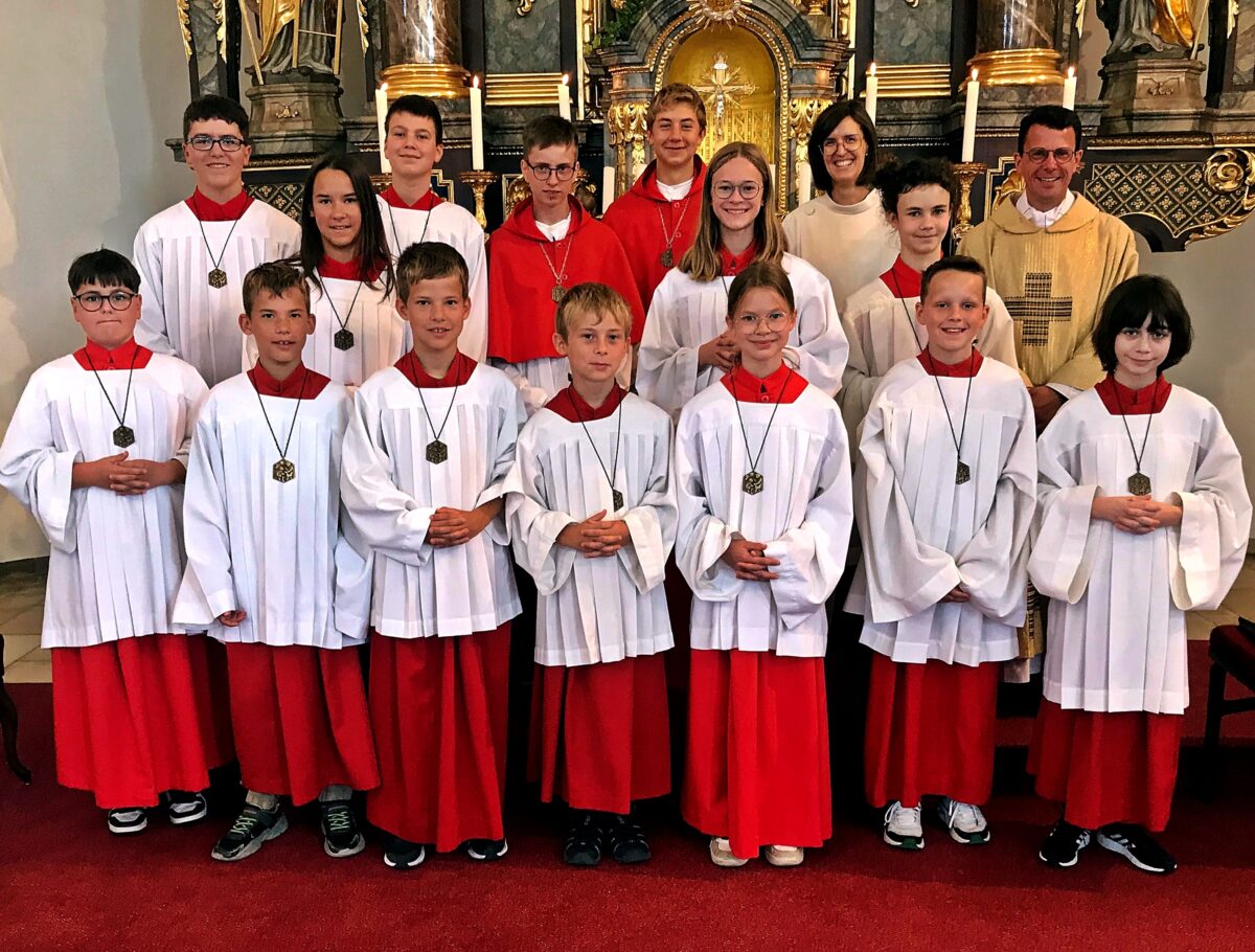 Zwei neue Ministrantinnen in der St. Dionysiuskirche