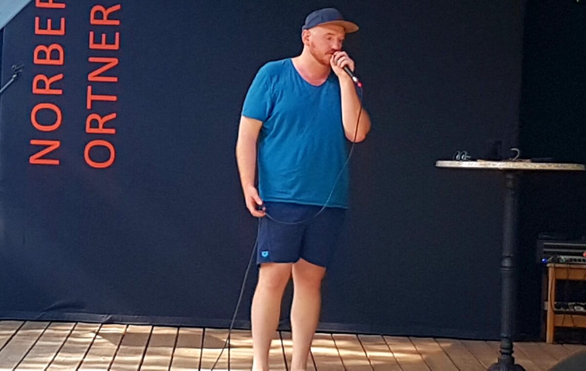 Fernsehschauspieler wildert auf Kabarettbühne