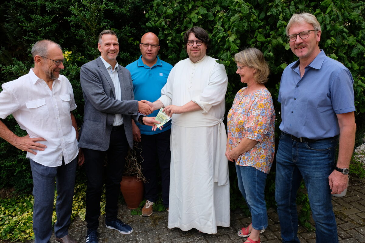 Freie Wähler spenden für Pfarrheim-Neubau
