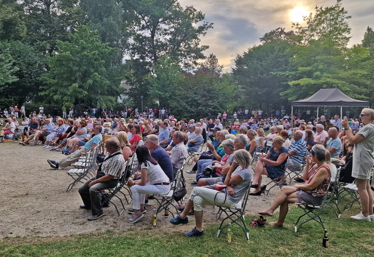 Schwungvolle Serenade mit den „Sunny Song Days“