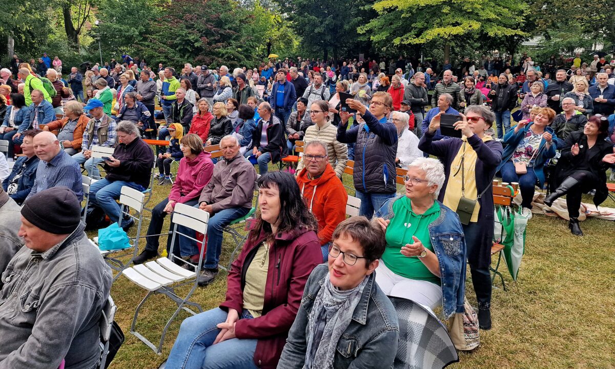 Die Golden Glitter Band mit deutscher Schlagerparade bei der Serenade