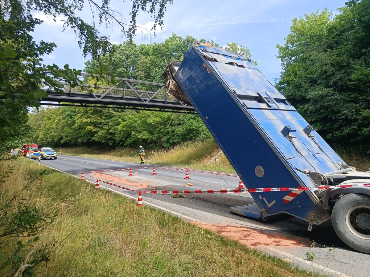 Lastwagen kracht mit Kipper gegen Brücke