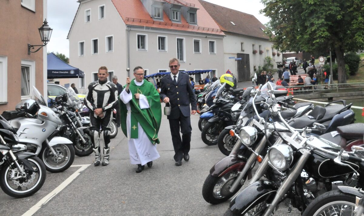 Schneller Motorradgottesdienst mit musikalischer Begleitung
