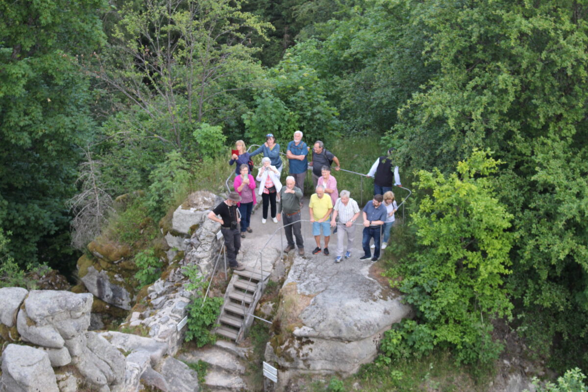 Durch den Steinwald zur Burgruine: Ausflug in die Idylle