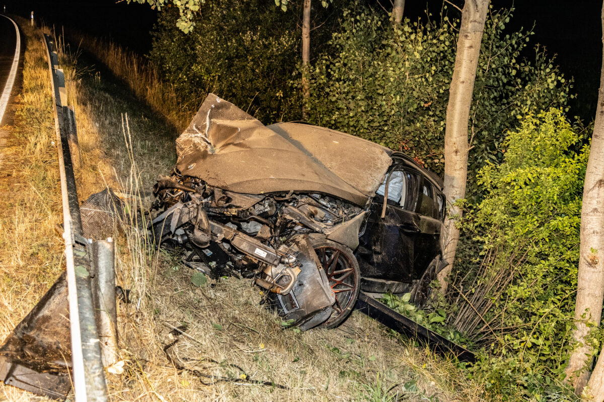 Wildschwein ausgewichen: BMW-Fahrer kracht gegen Baum