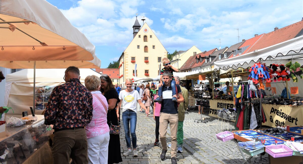 Bummeln und Shoppen am traditionsreichen Annamarkt