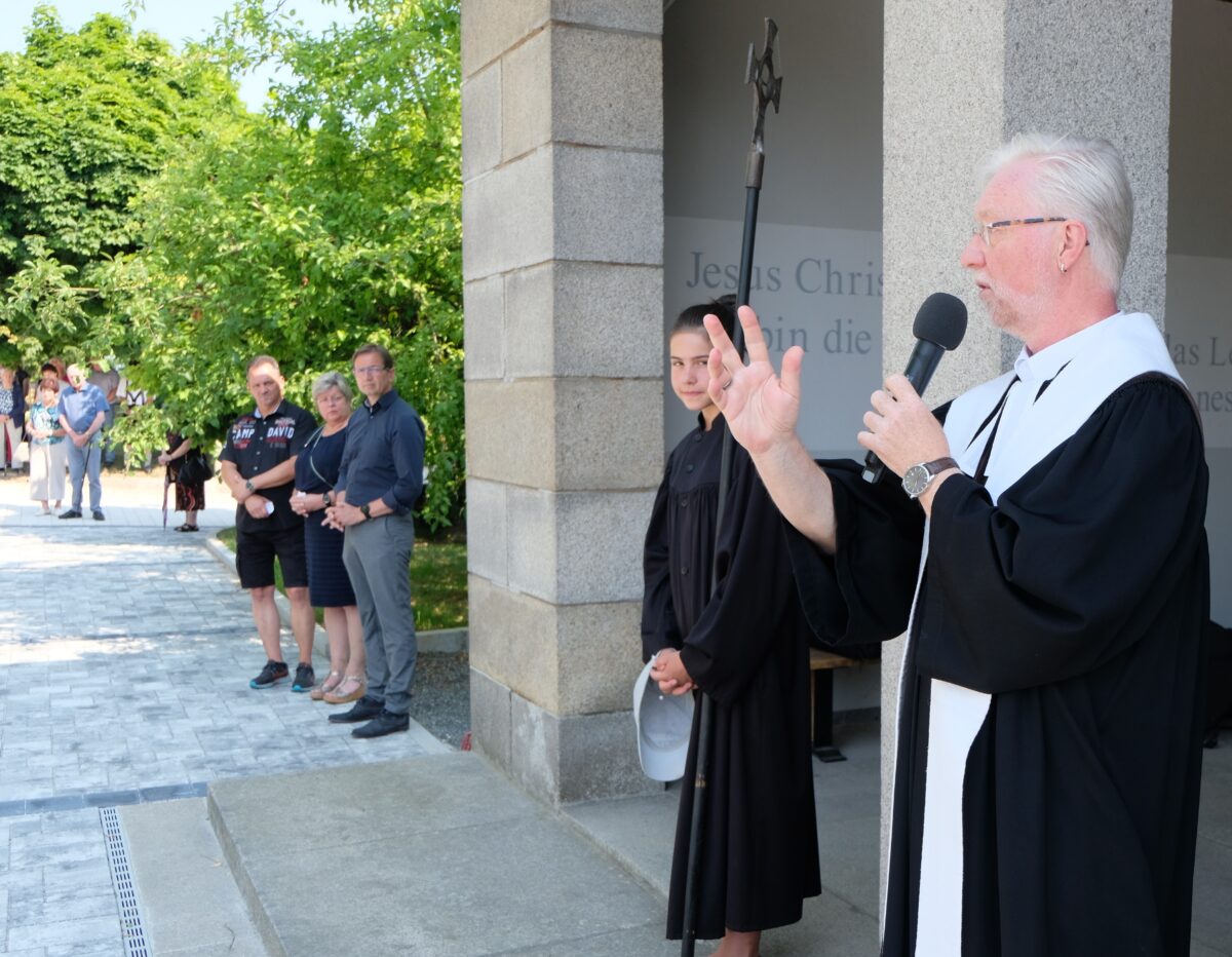 Segnung der neuen Wege im Flosser Friedhof