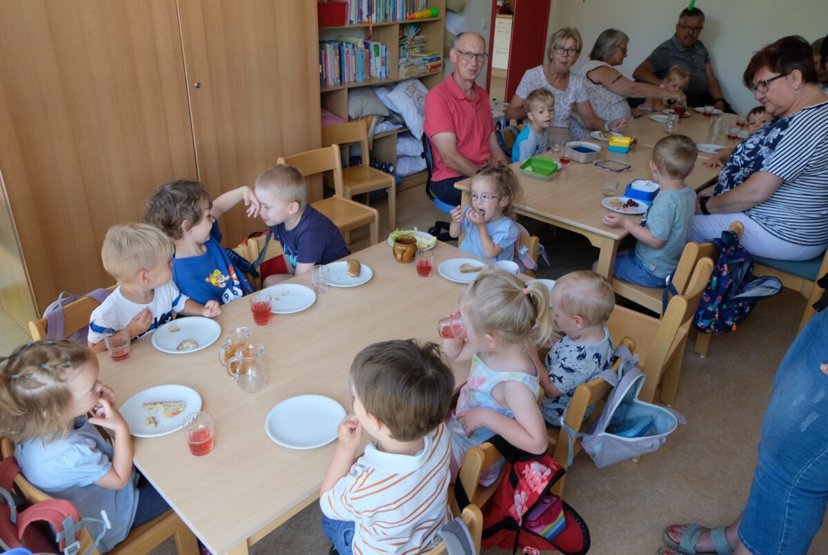 Großeltern besuchen Flosser Kindergarten