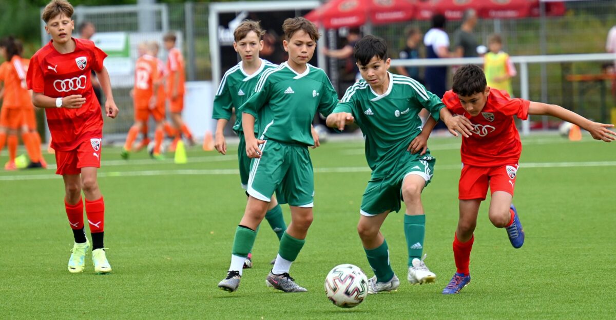 Nachwuchskicker bieten beim Ostbayerncup in Weiden erstklassigen Fußballsport
