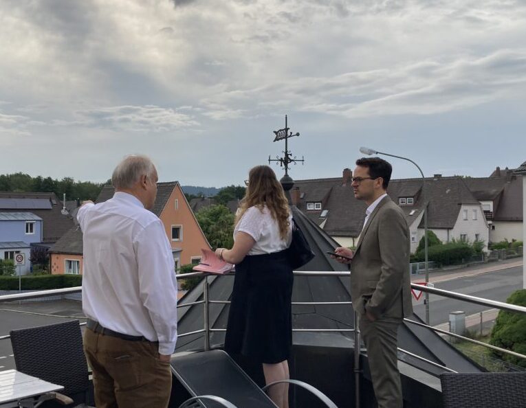 Gericht verhandelt auf Dachterrasse: Autokratzer vor Pizzeria
