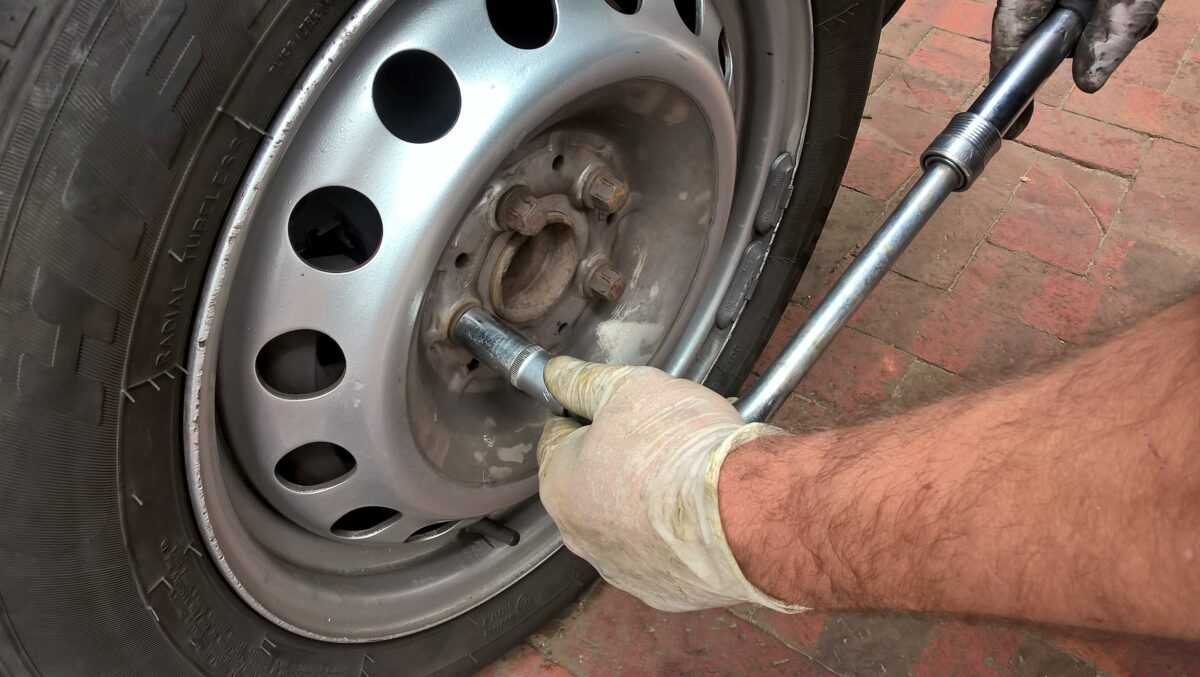 Wieder Radmuttern an Auto gelockert