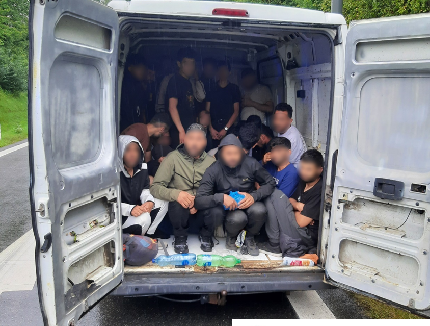 29 Syrer eingeschleust und waghalsig über die A 6 geflüchtet