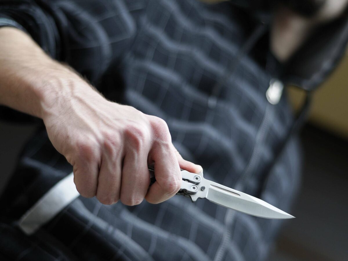 16-Jähriger bedroht Kassiererin mit Messer und raubt Bargeld aus der Kasse