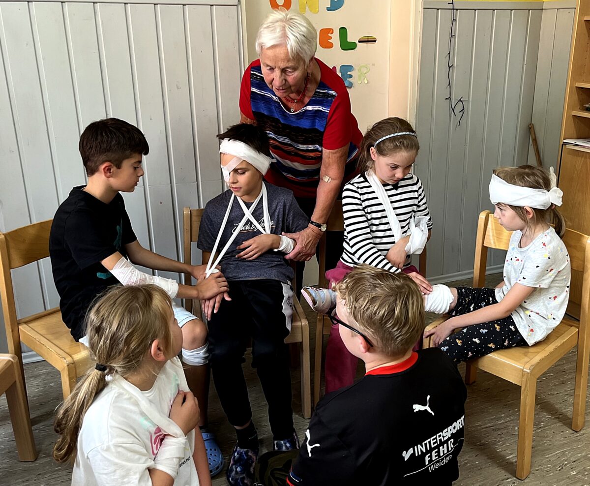 Ferienaktion der Arbeiterwohlfahrt: verletzte Kinder mit Verband ruhig gestellt