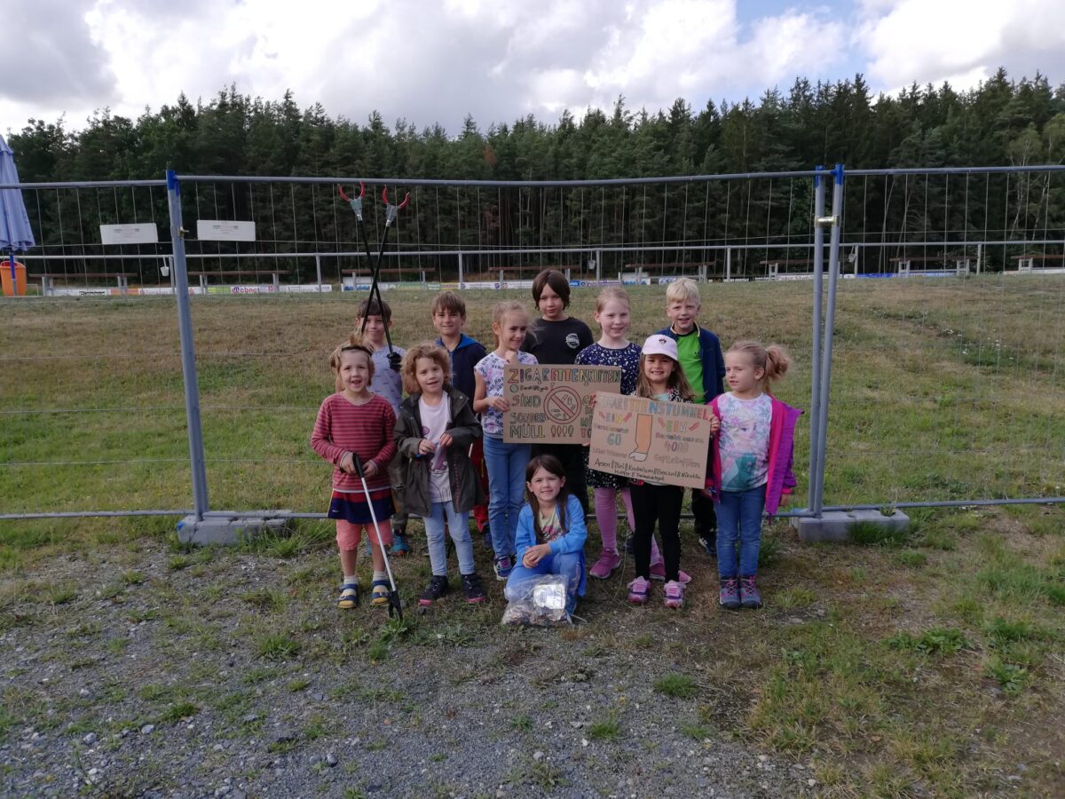 Kinder entfernen Müll vom Boden: Umweltaktion in Schwarzenbach
