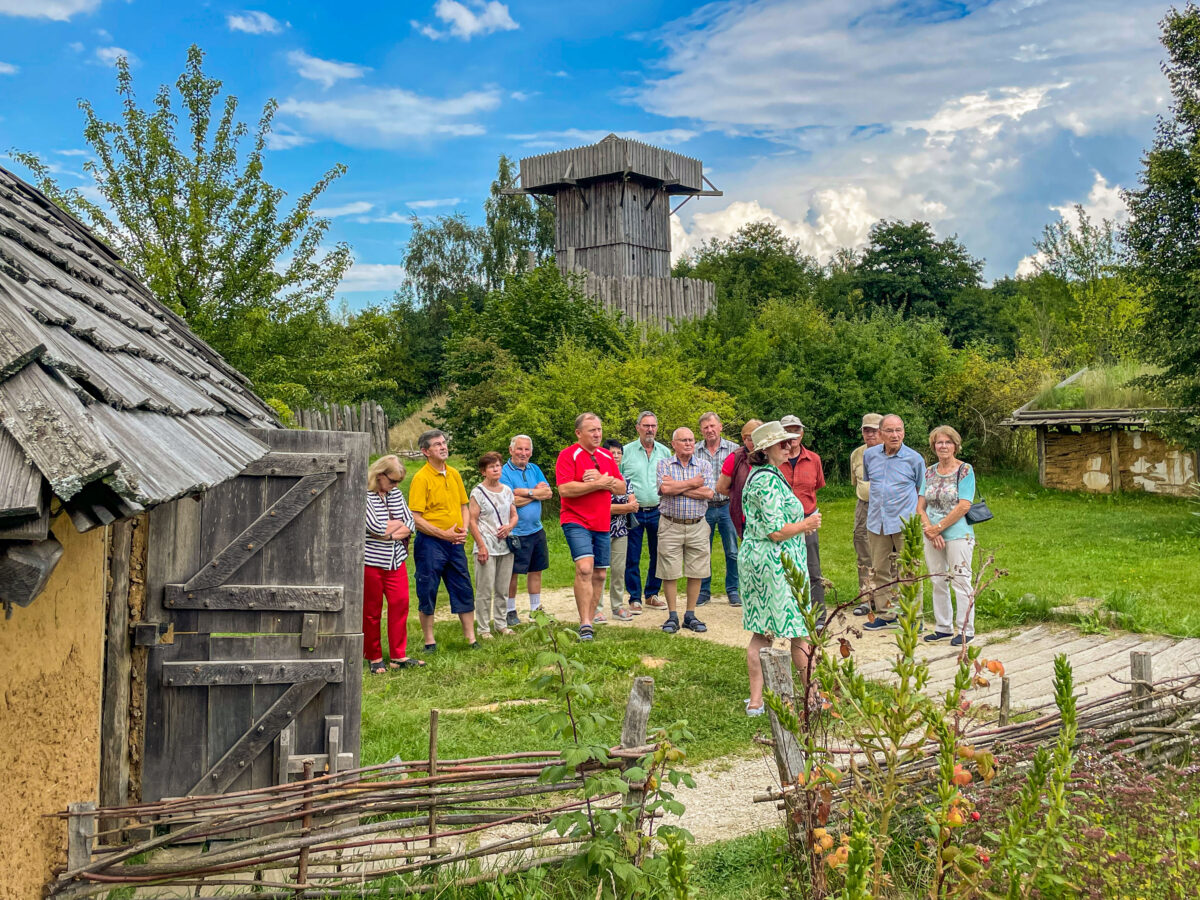 Pensionisten erkunden den Geschichtspark