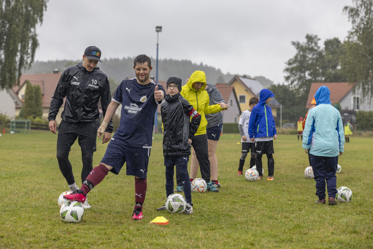 Beim Bananenflanker-Feriencamp in Wildenau trainieren Kinder mit Fußball-Legenden