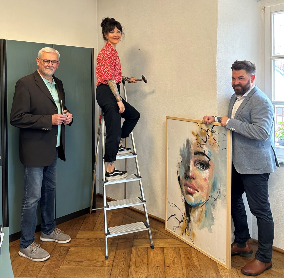 „Martina“ zieht ein: Freude über neues Kunstwerk im Neustädter Rathaus