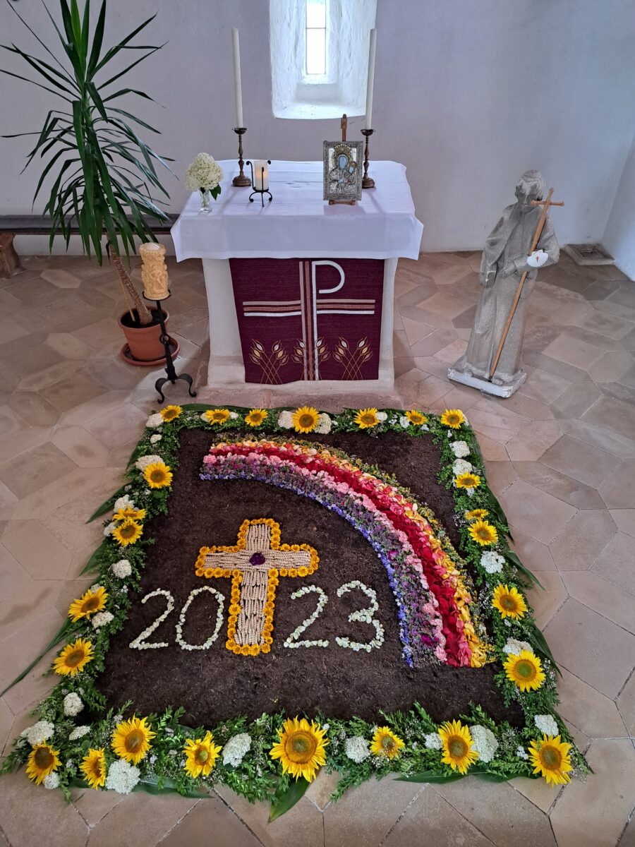 „Puzzle“ aus 30 Blumenarten zum Burkhardsreuther Patrozinium
