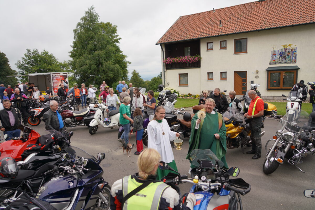 Motorräder bevölkern den heiligen Berg der Oberpfalz