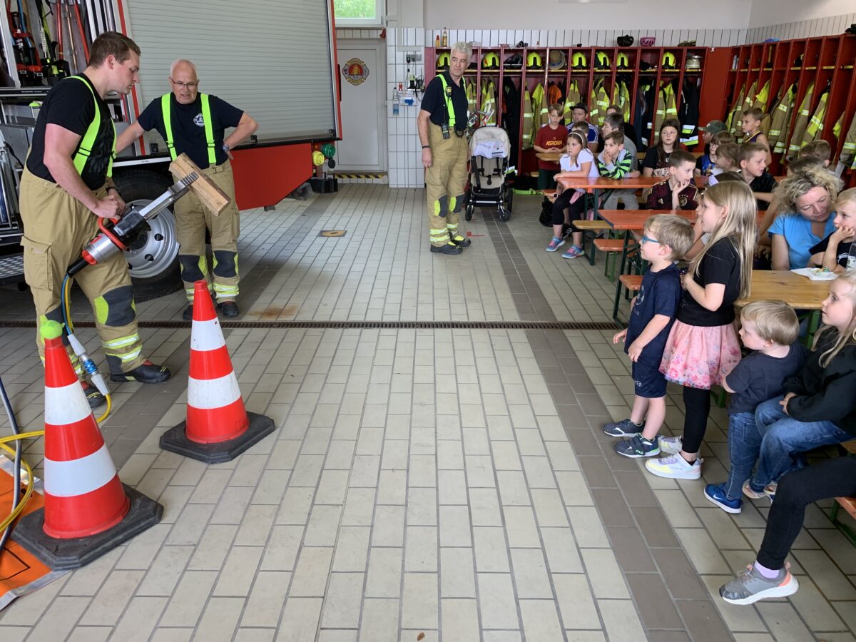 40 Kinder lernen Feuerwehr kennen