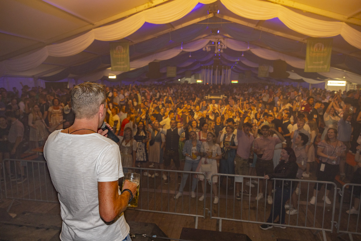 Bildergalerie und Video von der Flosser Kirwa: Ein grandioser Start mit der Band Highline