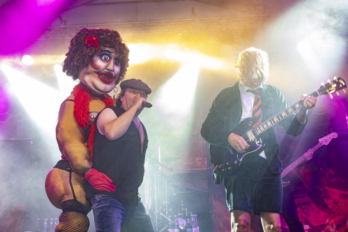AC/DX. läutet stimmgewaltig und rockig den Abschluss der Flosser Kirwa ein